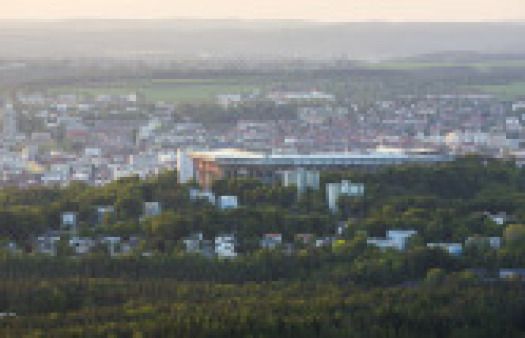 Blick vom Humbergturm auf die Stadt Kaiserslautern. Vorne sieht man das Fritz-Walter-Stadion