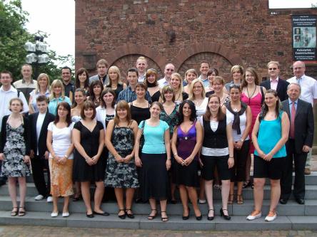 Gruppenfoto mit den frischgebackenen Verwaltungsfachangestellten und den Mitgliedern des Prüfungsausschusses. © Stadt Kaiserslautern