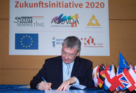 Oberbürgermeister Dr. Klaus Weichel unterzeichnet die Aalborg-Verpflichtung © Stadt Kaiserslautern