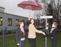 Gute Laune trotz schlechten Wetters, v. li.: Nicola Geck, Bürgermeisterin Dr. Susanne Wimmer-Leonhardt, Dr. Simone Sanftenberg