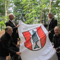 Beigeordneter Joachim Färber, Forstrevierleiter Klaus Platz, Günter Andes, Referat Soziales, und Dr. Rüdiger Schulz, Generaldirektion kulturelles Erbe Rheinland-Pfalz, Direktion Landesarchäologie enthüllen ... © Stadt Kaiserslautern