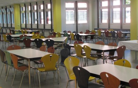 Bild: Neue Farbe in der Schulmensa des Schulzentrums Nord. © Stadt Kaiserslautern