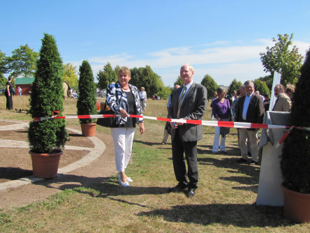Beigeordneter Joachim Färber und Doris Preuninger geben den Kaiserbergpfad auf dem Gelände der Gartenschau frei. © Stadt Kaiserslautern
