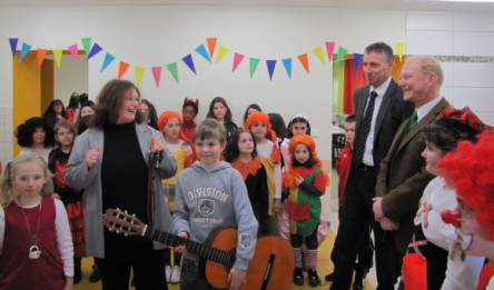 Beigeordnete Kiefer und Färber, die Schullleiterin Rosemarie Kremling-Sourisseaux mit Grundschülerinnen und Grundschüler der Kottenschule © Stadt Kaiserslautern