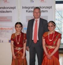 Oberbürgermeister Dr. Klaus Weichel mit Vaani und Ladchimi Parameswaran von der tamilischen Schule in Kaiserslautern © Stadt Kaiserslautern