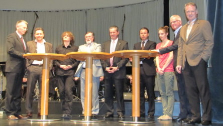 Die Teilnehmer von links nach rechts: Dr. Klaus Weichel (OB Kaiserslautern), Stephan Schwenk (Geschäftsführer Antenne Kaiserslautern), Malte Koster (Stellv. Schülersprecher des Burggymnasiums), Wilhelm Zeiser (Bürgermeister Ludwigshafen), Jürgen Fried (OB Neunkirchen), Serge Micarelli (Centermanager Europagalerie Saarbrücken), Johanna Nickel (Schülervertreterin St. Franziskus-Gymnasium), Professor Jürgen Nehmer (Technologie-Botschafter), Professor Gerhard Steinebach (Dekan TU Kaiserslautern). © Stadt Kaiserslautern