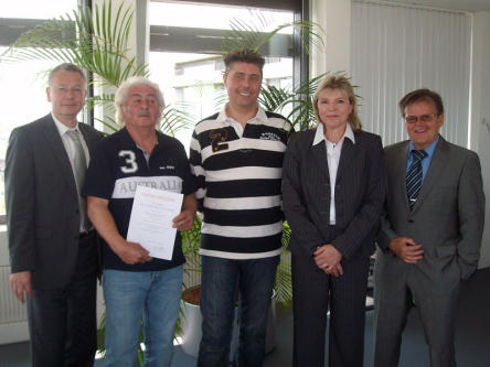 Foto zeigt Oberbürgermeister Dr. Klaus Weichel, Horst Schramm, Udo Heyl, Ursula Stange und Walter Scherer (v.l.n.r.)