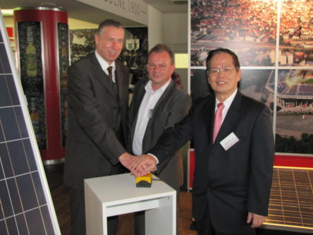 Gemeinsam für die Solarenergie am Start (v.l.): Beigeordneter Peter Kiefer, Stefan Lanzenstiel, Geschäftsführer der Solar Energiedach, und David Lin, Präsident von LiteOnGreenTechnologies. © Stadt Kaiserslautern