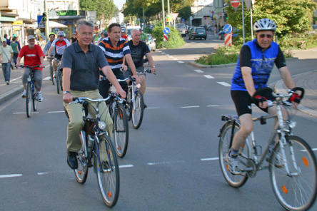 Oberbürgermeister radelt mit.... Stadtradeln-Aktion 2009 in Kaiserslautern mit Oberbürgermeister Dr. Klaus Weichel (links) 