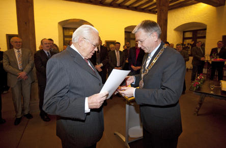 Dr. Hans Jung (auf Bild 1 links) und Oberbürgermeister Dr. Klaus Weichel bei der Verleihung © view - die agentur