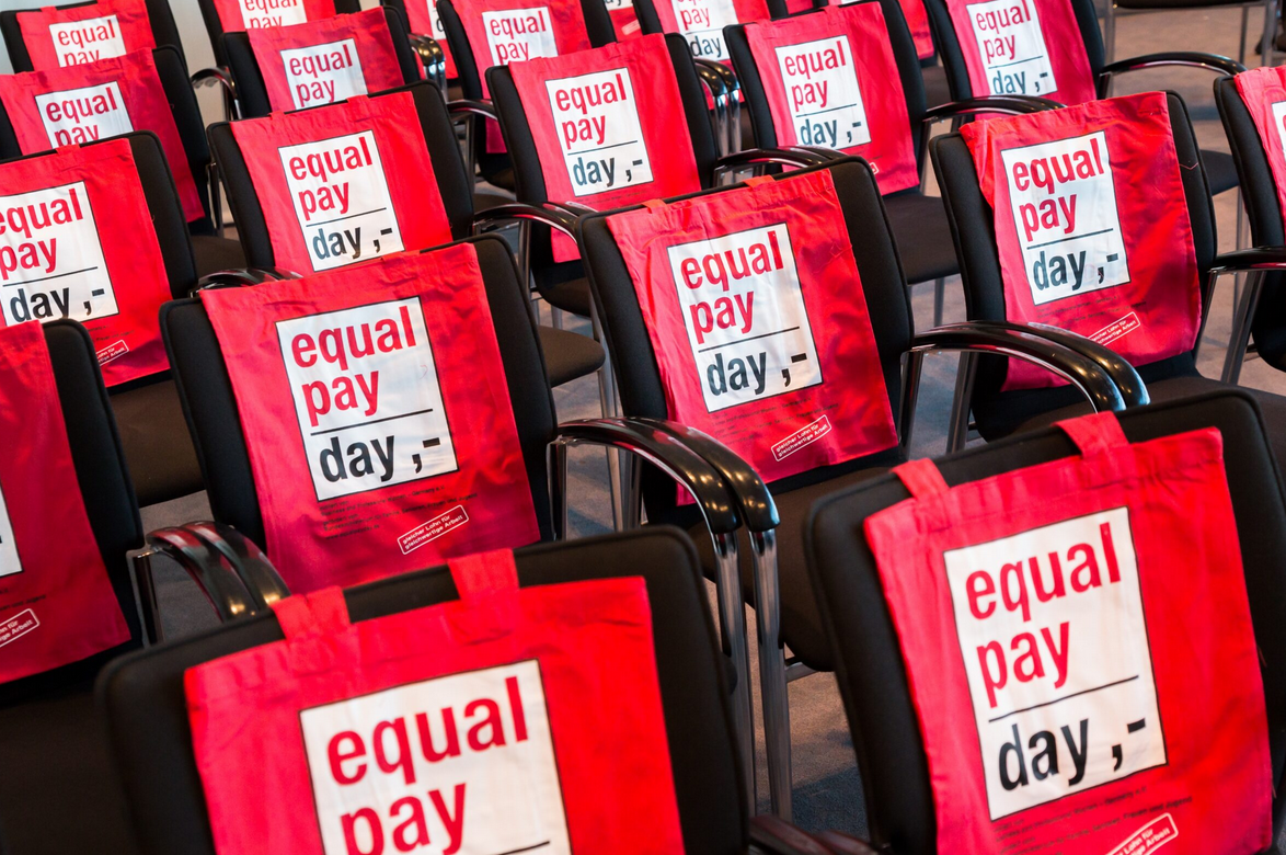 Taschen zum Equal Pay Day