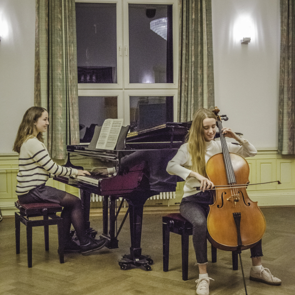 Schülervorspielt mit einer Schülerin am Klavier und einer zweiten Schülerin am Cello
