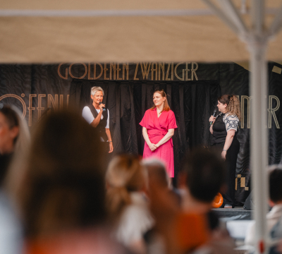 Auf der Bühne am Schillerplatz begrüßten Oberbürgermeisterin Kimmel und Kulturministerin Binz die Gäste.