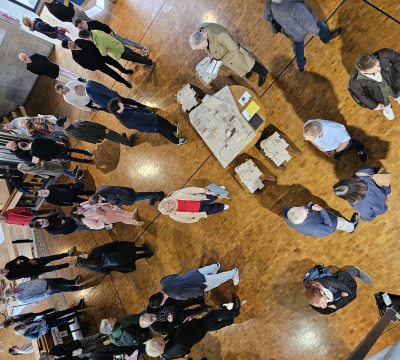Die Ausstellung im oberen Rathausfoyer war am Eröffnungstag gut besucht.