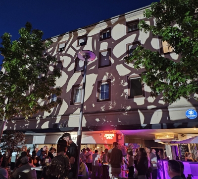 Den Schillerplatz tauchten Wolkenhain:Lichtklänge am Samstagabend in eine faszinierende Symbiose aus Licht und Klängen. 