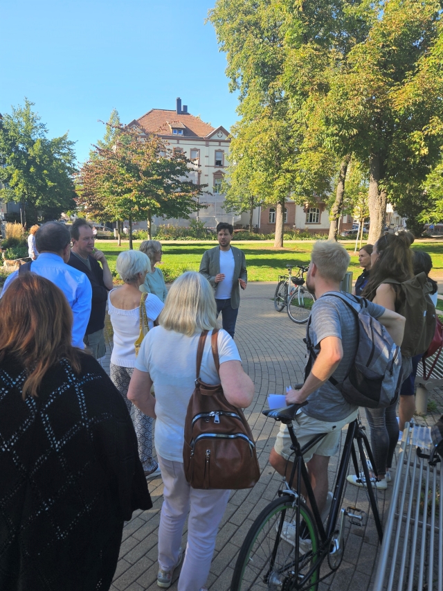 Im Stadtpark empfing Beigeordneter Manuel Steinbrenner die Gruppe. © Stadt Kaiserslautern