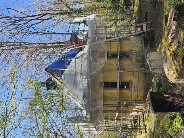 Das Gerüst um die Kapelle steht und die Arbeiten am Dach haben begonnen. © Stadt Kaiserslautern