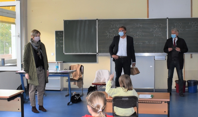 Das Bild zeigt Schulleiterin Simone Arnold, Staatssekretär Hans Beckmann und Oberbürgermeister Klaus Weichel im Klassenzimmer der Herbstschule in der Geschwister-Scholl-Schule. © Stadt Kaiserslautern