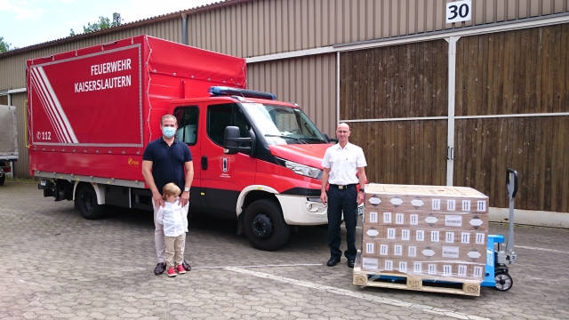 Die Swif GmbH aus Kaiserslautern hat der Stadtverwaltung sechs Paletten mit insgesamt 5.580 Flaschen Handdesinfektionsmittel à 0,25 Liter gespendet. Die Spende wurde Anfang der Woche durch die Feuerwehr bei der Gefahrstoffzentrum Kaiserslautern GmbH im IG-Nord in Kaiserslautern abgeholt. Mit vor Ort dabei war Thomas Höhne, Direktor des Referates Feuerwehr und Katastrophenschutz, der dem Geschäftsführer der Swif GmbH, Jörn Karg (auf dem Bild mit Sohn), im Namen der Stadt für die Spende dankte.  © Feuerwehr Kaiserslautern