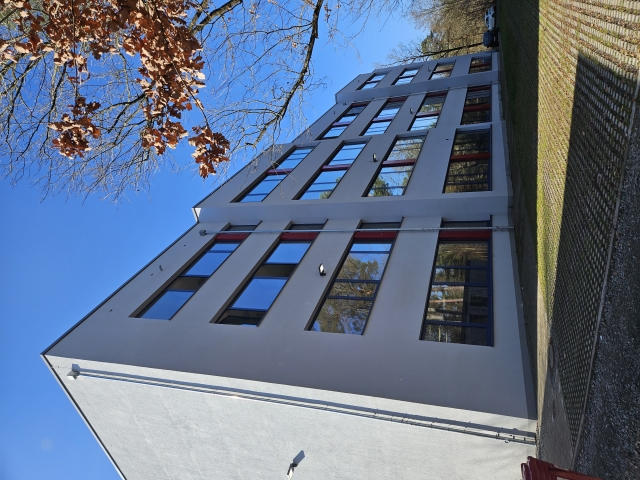 Das neue Schulgebäude grenzt direkt an den Pfälzer Wald. © Stadt Kaiserslautern