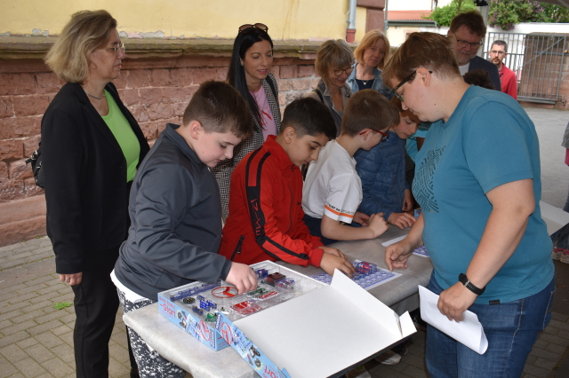 Annika Lange beim Erklären. Im Hintergrund Diana Sajons, Anja Pfeiffer, Sabine Michels, Annika Munz und Wolfgang Ernst.  © Stadt Kaiserslautern