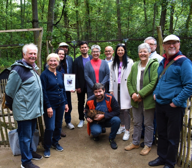 Im Bild: Anja Pfeiffer (4.v.r.), Manuel Steinbrenner (5.v.l.), Zoodirektor Matthias Schmidt (4.v.l.), Kitaleitung Eva Wolf (3.v.l.), Zoo-Pädagoge Danny Stock sowie Vertreterinnen und Vertreter der Stadtverwaltung, der Fraktionen des Ortsbeirates und der Zoofreunde Siegelbach.  © Stadt Kaiserslautern