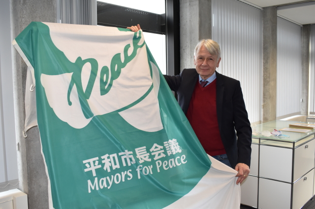 Oberbürgermeister Klaus Weichel mit der Mayors-for-Peace-Flagge. © Stadt Kaiserslautern