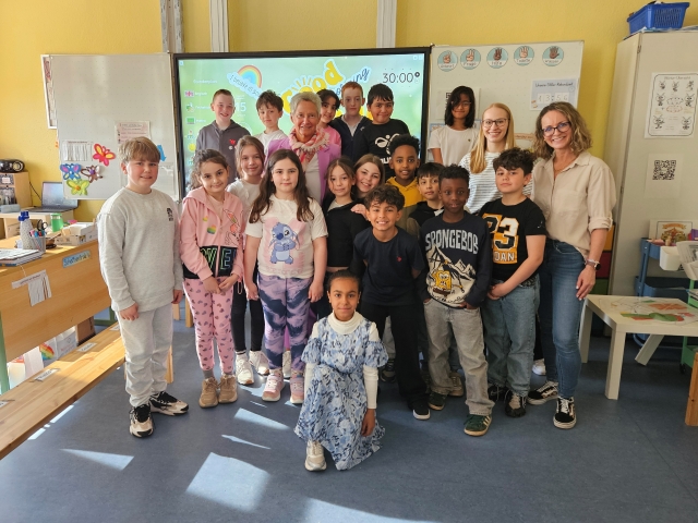 Oberbürgermeisterin Beate Kimmel mit der Klasse 3a. © Stadt Kaiserslautern