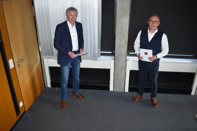 Beigeordneter Peter Kiefer (links) überreicht Michael Deppert die Urkunde zum 40. Dienstjubiläum © Stadt Kaiserslautern