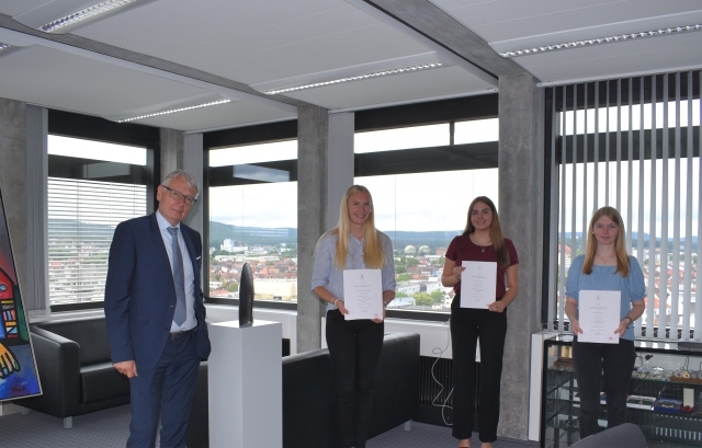 Auf dem Bild ist Oberbürgermeister Klaus Weichel mit den drei neuen Anwärterinnen, Lea Berberich, Alexandra Göpel und Sarah Lauer, zu sehen. © Stadt Kaiserslautern