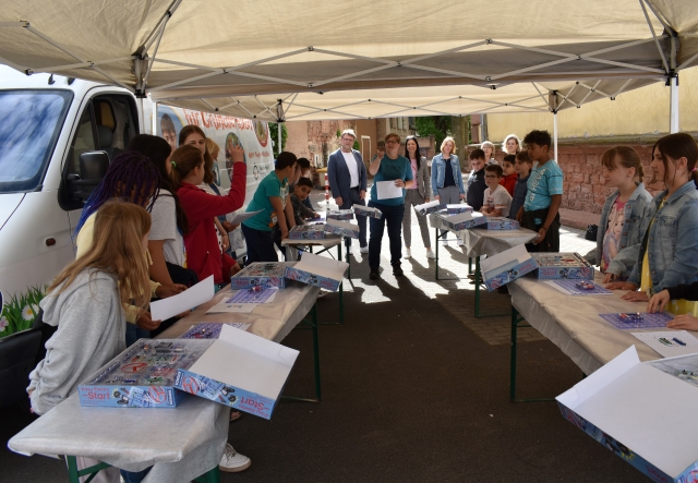 Annika Lange beim Erklären. Im Hintergrund Wolfgang Ernst, Anja Pfeiffer, Annika Munz, Sabine Michels und Diana Sajons. © Stadt Kaiserslautern