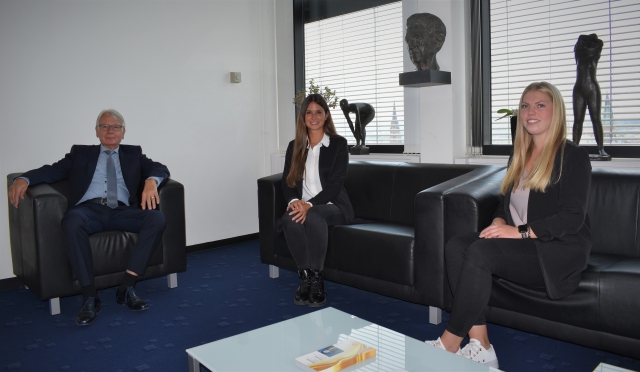 OB Weichel im Gespräch mit der neuen Leiterin der Zensusstelle, Giulia Möckel (Mitte), und Tara Koch, die in den vergangenen Wochen bereits mit der Vorbereitung der Gebäudezählung befasst war.  © Stadt Kaiserslautern