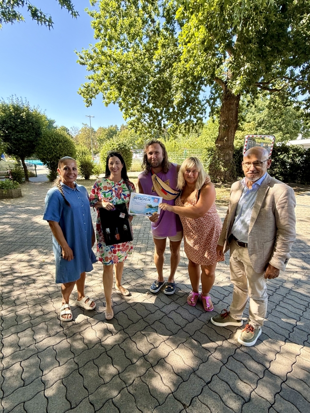 Bild Warmfreibad mit Kassiererin Gabriele Christmann, Anja Pfeiffer, dem Gewinner nebst Partnerin und Ludwig Steiner (vlnr.)   Stadt Kaiserslautern 	