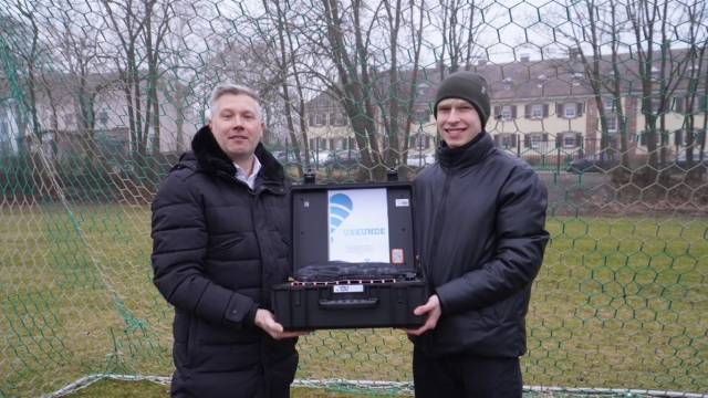 Fred Kunz und Sebastian Göpel vom SV Otterberg mit der neuen Trainingsbox. © herzlich digital