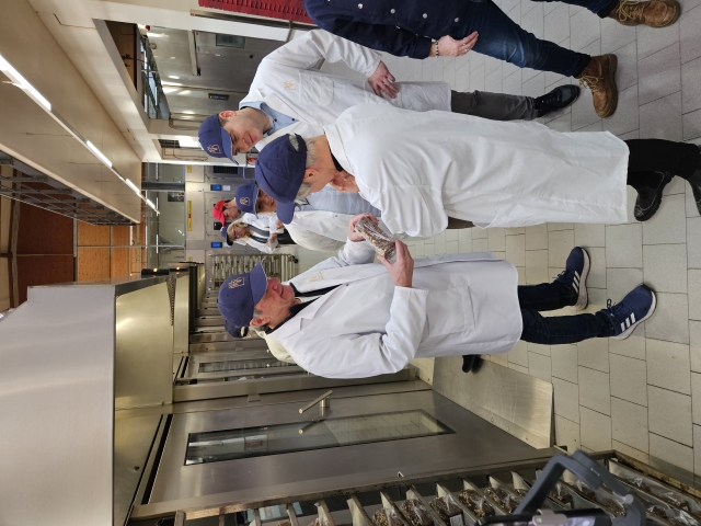 Geführt wurde die Gruppe von Kurt Landry. Hier erläutert er OB Kimmel, IHK-Regionalleiterin Veronika Pommer und Jan Leyser, Geschäftsbereichsleiter HWK, die Vorzüge des Vollkornbrotes. © Stadt Kaiserslautern