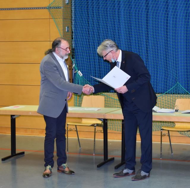 Der neue Ortsvorsteher Paul-Peter Götz wurde von Oberbürgermeister Klaus Weichel vereidigt. © Stadt Kaiserslautern