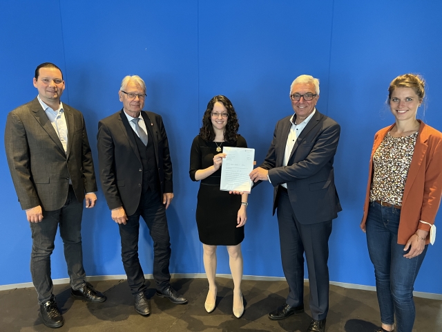 von rechts: Robert Freisberg (MdI), OB Klaus Weichel, Ilona Benz (Geschäftsführerin KL.digital), Innenminister Roger Lewentz und Franziska Kulicke (MdI). © herzlich digital