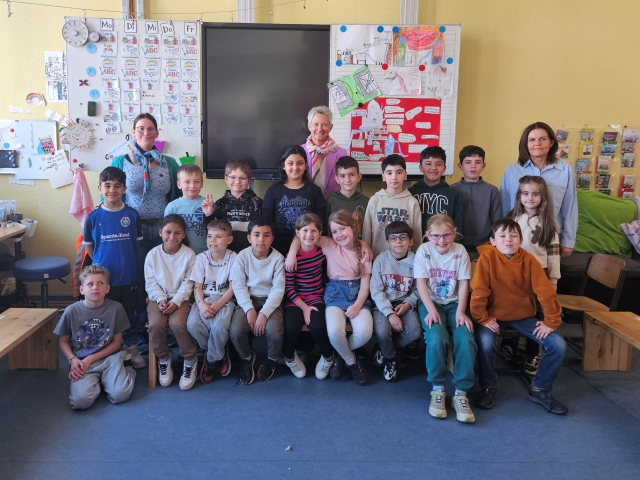 Die Oberbürgermeisterin in der Klasse 2c mit Schulleiterin Petra Müller-Weisenauer (rechts). © Stadt Kaiserslautern