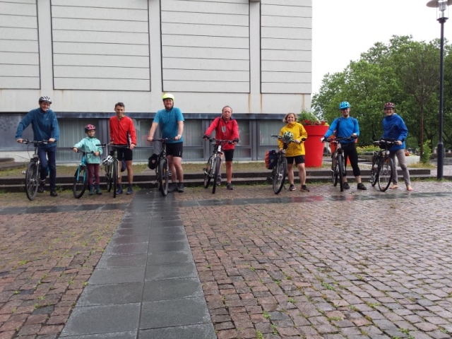 Bei der Abschlusstour fanden sich trotz des Wetters und des EM-Spiels ein paar engagierte Radfahrer ein, darunter die beiden Stadtradelstars Michael Kunte und Richard Hackländer (3. und 4. v.l.) © Stadt Kaiserslautern