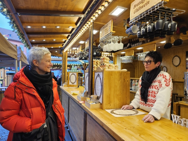 Oberbürgermeisterin Beate Kimmel im Gespräch mit Roswitha Henn-Nickel an deren Getränkestand auf dem Weihnachtsmarkt. © Stadt Kaiserslautern