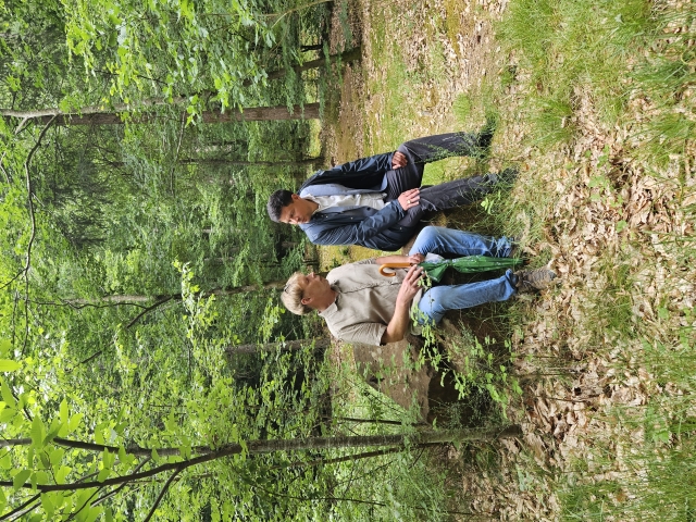 Grünflächen-Dezernent Manuel Steinbrenner (rechts) und Kai Kehl von der Flächenunterhaltung des Ruheforsts im Gespräch auf einem Findling. © Stadt Kaiserslautern