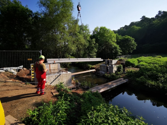 © Stadt Kaiserslautern Das Bild zeigt die Montage der Brückenteile. © Stadt Kaiserslautern