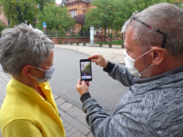 Domenico DiLeva demonstriert Bürgermeisterin Beate Kimmel die Qualitätsmanagementsoftware auf seinem Smartphone. © Stadtbildpflege Kaiserslautern