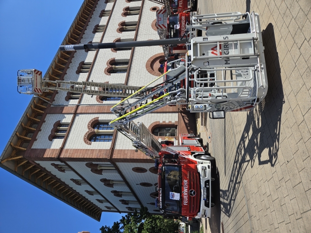 Das neue Hubrettungsfahrzeug bei den Kaiserslautern Classics vor der Fruchthalle. © Stadt Kaiserslautern
