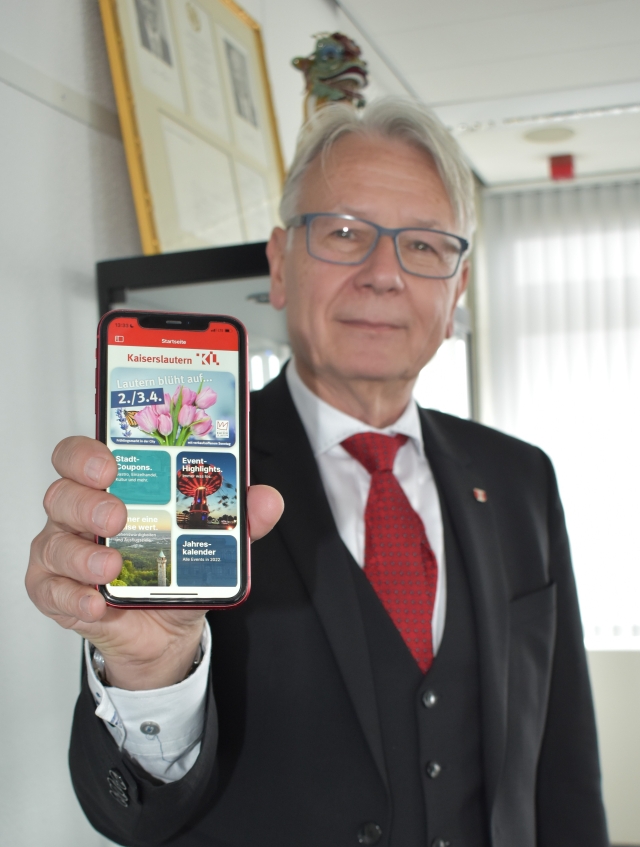 OB Klaus Weichel präsentiert die App auf einem Smartphone. © Stadt Kaiserslautern