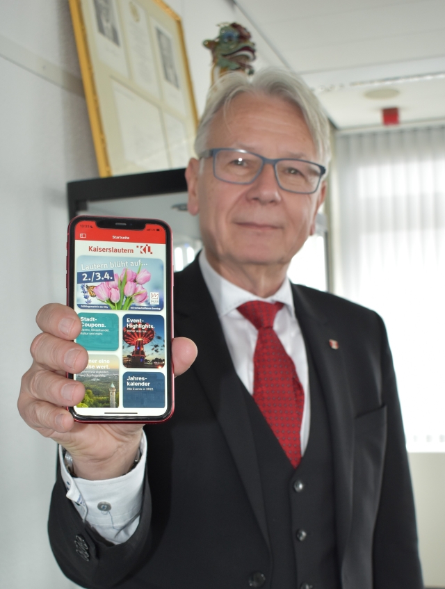 OB Klaus Weichel präsentiert die App auf einem Smartphone. © Stadt Kaiserslautern