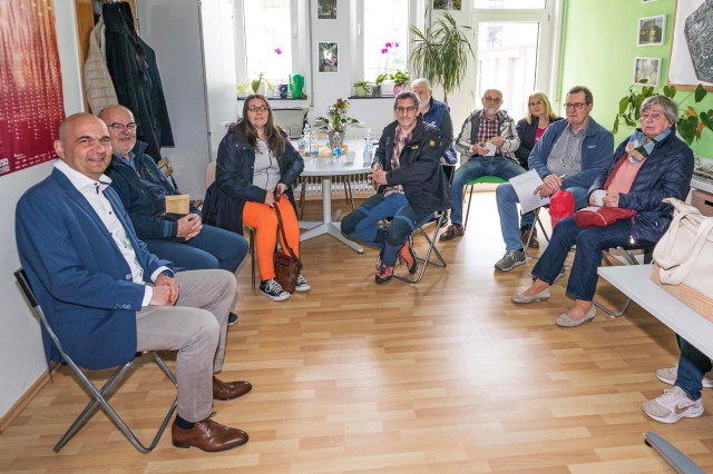 Die erste Bürgersprechstunde des Bürgermeisters (links) war gut besucht. © Elmer L. Geissler