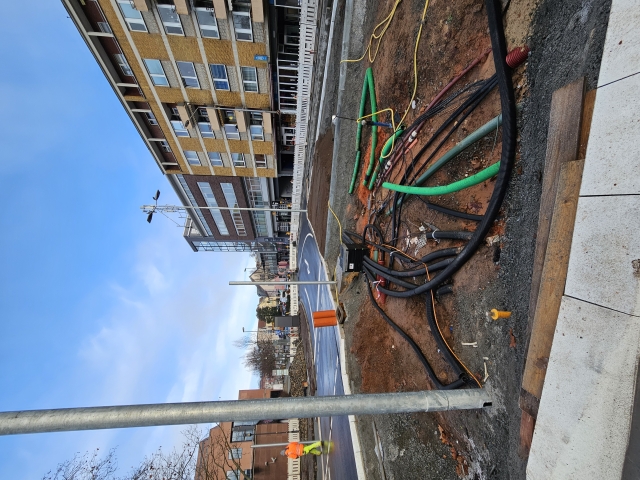Das Foto zeigt gut, welche Herausforderungen eine Großbaustelle wie die in der Stadtmitte mit sich bringt.  Zusätzlich zu bereits vorhandenen Leitungen müssen auch noch neue gelegt werden. Gerade in der Stadtmitte, wo vieles zusammenläuft, wird es da oft eng. Baumpflanzungen sind von daher nicht ohne Weiteres überall möglich. Trotzdem wird es am Ende gelungen sein, im Baufeld mehr als 20 Bäume neu zu pflanzen.
 © Stadt Kaiserslautern