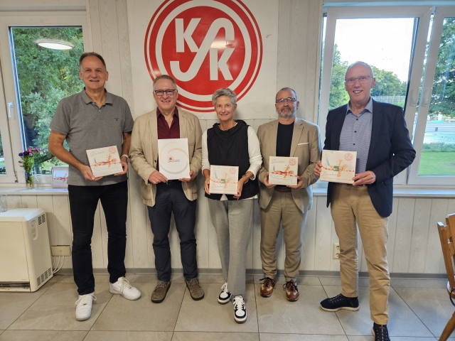 Die Unterstützer präsentieren stolz ihre Gemälde: Michael Holstein von der Volksbank (links), Sparkassenvorstandsmitglied Uli Starck (rechts), Beate Kimmel und Thomas Kuntz (2.v.r.). Mit dem Zuwendungsbescheid in der Hand 2.v.l. Thilo Vollrath.   © Stadt Kaiserslautern