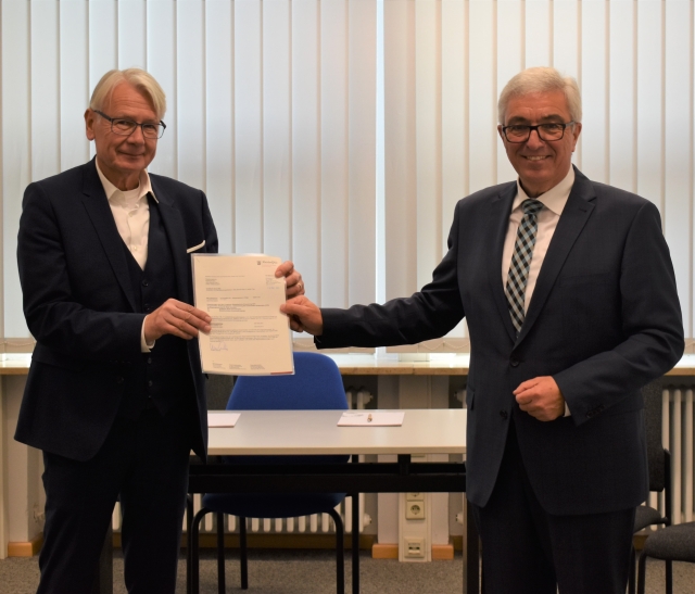 Innenminister Roger Lewentz (rechts) und OB Klaus Weichel mit dem Förderbescheid, für den sich das Stadtoberhaupt herzlich bedankte. © Stadt Kaiserslautern